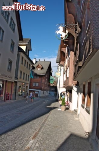 Immagine Una via centrale del borgo storico  di Andermatt (Svizzera)