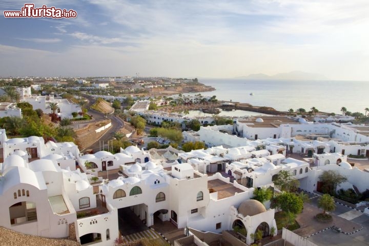 Immagine Il centro di Sharm el Sheikh e la costa del Mar Rosso in Egitto - © Denis Mironov / Shutterstock.com