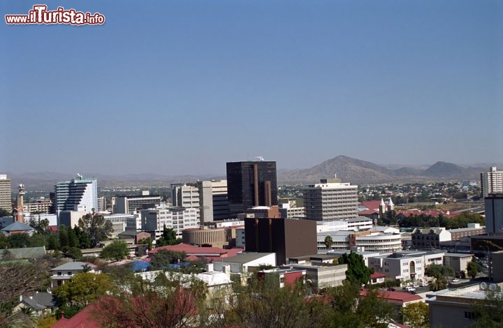 Immagine Il centro di Windhoek con uffici e negozi della capitale della Namibia - © Attila JANDI / Shutterstock.com