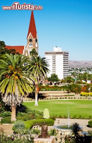 Immagine Il centro di Windhoek la capitale della Namibia. Il campanile appartiene alla Christuskirche, la chiesa luterana - © Pichugin Dmitry
/ Shutterstock.com