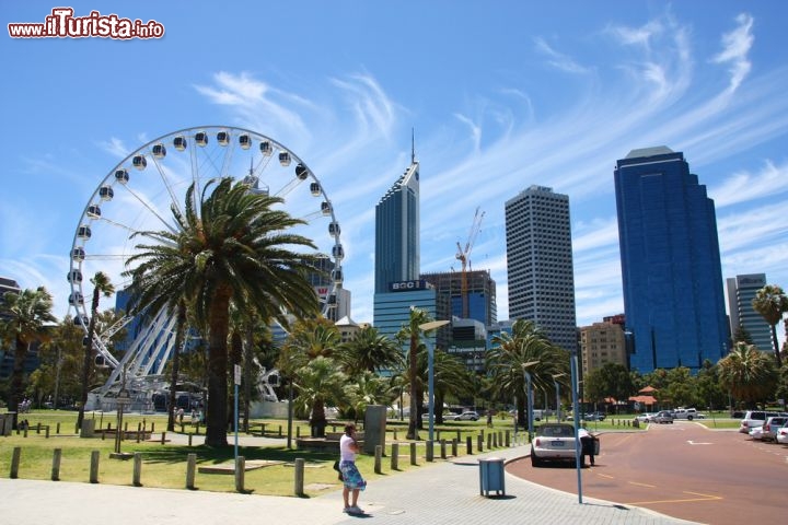 Immagine Il centro di Perth, Western Australia, con i grattacieli e la ruota panoramica. 115391083