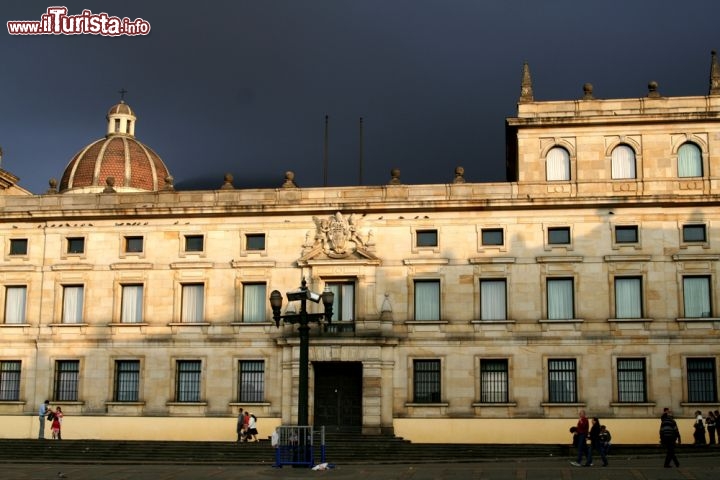 Immagine Il centro antico di Bogotà è chiamato Candelaria: è qui che turisti e cittadini del posto si incontrano, tra palazzi storici, piazze, caffé e negozi prestigiosi. Il clima di inquietudine che caratterizzava gli anni '80 e '90 a causa della criminalità organizzata è ormai lontano, e negli ultimi anni il centro è stato ben valorizzato - © Dario Diament / Shutterstock.com