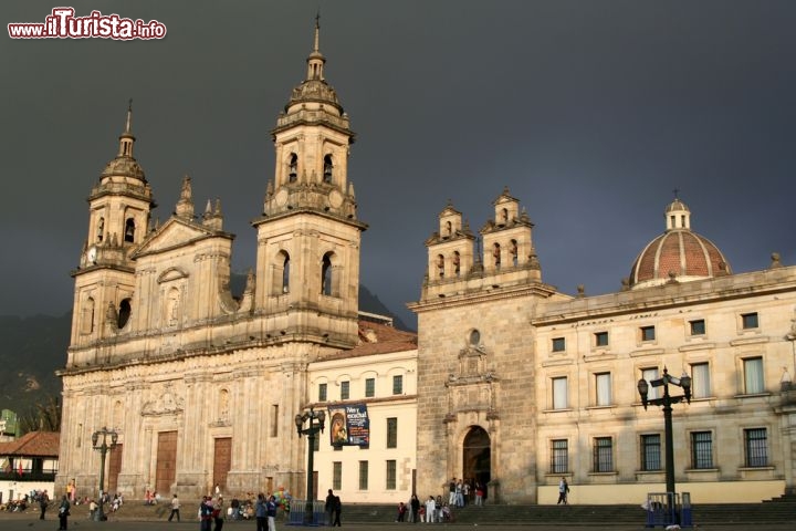 Immagine La Cattedrale di Bogotà, Colombia, sorge nel cuore della Candelaria, centro antico della città, sulla storica Plaza Bolivar (originariamente chiamata Plaza Mayor) - © Dario Diament / Shutterstock.com