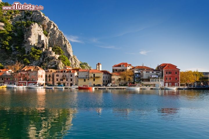 Immagine Il centro storico di Omis in Dalmazia (Croazia). Le case si affacciono sul punto in cui il fiume Cetina si tuffa nell'Adriatico - © Zbynek Jirousek / Shutterstock.com