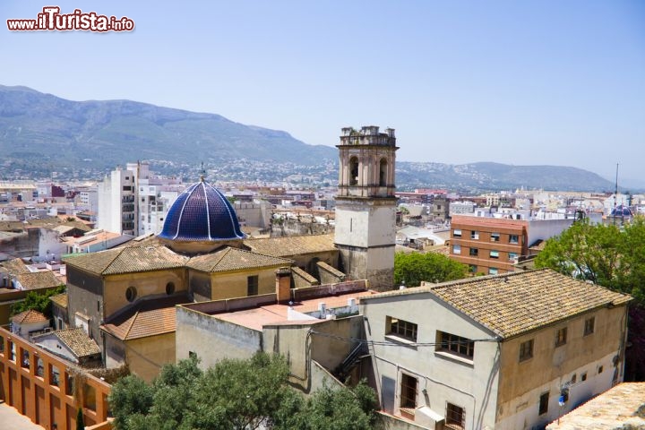 Immagine Il centro storico di Denia, in Spagna, con le tipiche case. Sullo sfondo il profilo del monte Mongò - © Fernando Cortes / Shutterstock.com