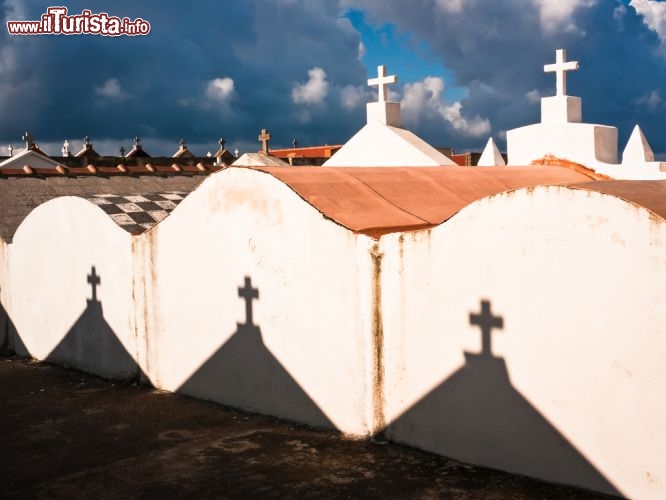 Immagine Il cimitero monumentale di Bonifacio (Corsica), o Cimitière marin, è una vera e propria cittadella a strapiombo sul mare, dove i sepolcri sembrano villini accoglienti o quantomeno eleganti sculture. Tutt'altro che lugubre o triste, è un luogo particolarmente suggestivo al tramonto, quando le ombre si allungano e la luce si scalda, ma anche nelle giornate di tempesta - © FooTToo / Shutterstock.com