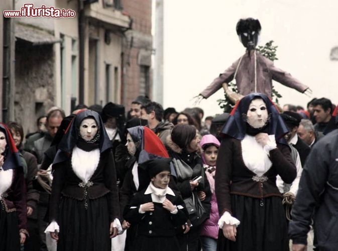 Immagine Il corteo de su Maimulu a Ulassai, il Carnevale più famoso dell'Ogliastra  - © Monte Cogoccia - CC BY-SA 3.0 - Wikimedia Commons.