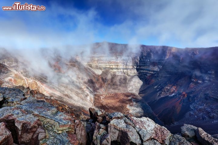Immagine Sull'isola de La Réunion (Francia d'oltremare) il vulcano Piton de la Fournaise è tra i più attivi del mondo, alto 2632 metri - © infografick / Shutterstock.com