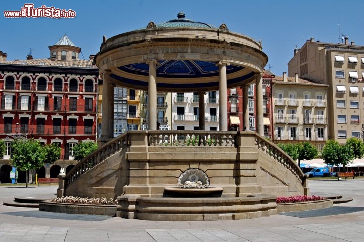 Immagine Il Padiglione nella grande Plaza del Castillo di Pamplona, proprio nel cuore della città - © Matyas Arvai / Shutterstock.com