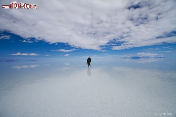 Immagine Un senso di infinito avvolge i viaggiatori che arrivano nel cuore deserto di sale più grande del mondo, il Salar de Uyuni in Bolivia - © Ian Parker / Evanescent Light Photography  qui per ordinare una stampa: buy photo