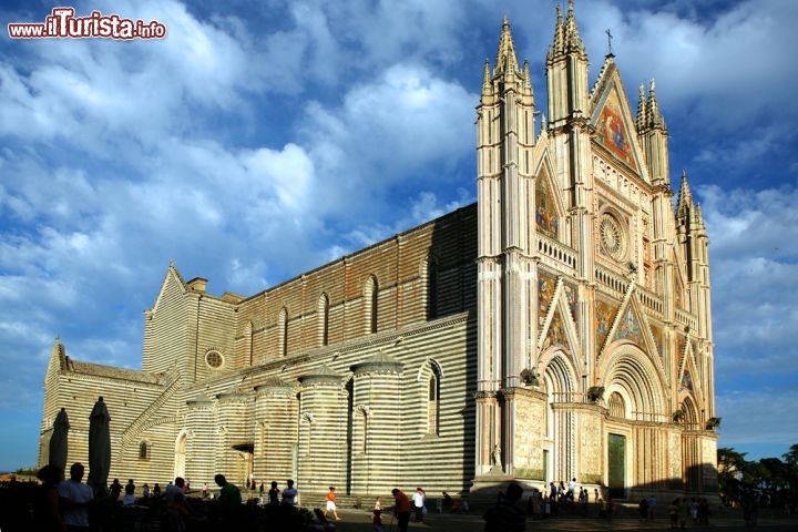 Immagine Il duomo di Orvieto al tramonto, con i colori della magnifica facciata della Cattedrale - © onairda / shutterstock.com