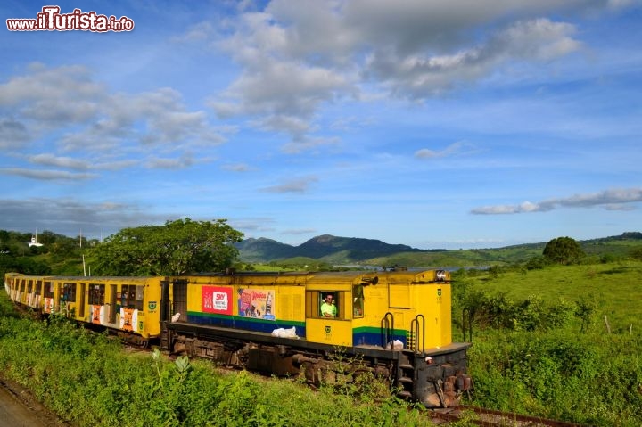Immagine Il famoso Trem do Forro che collega Campina Grande con la cittadina di Galante, posta ad appena 12 km di distanza. Il treno procede a passo d'uomo, consentendo agli accopunti di vivere una meza giornata di festa a tutta musica e danze