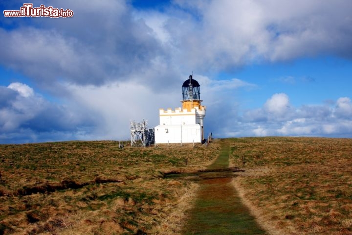 Immagine Il faro a Brough of Birsay, siamo nelle Isole orcadi, il gruppo di isole a circa 20 km delle cost nord-orientali della Scozia - © clawan / Shutterstock.com