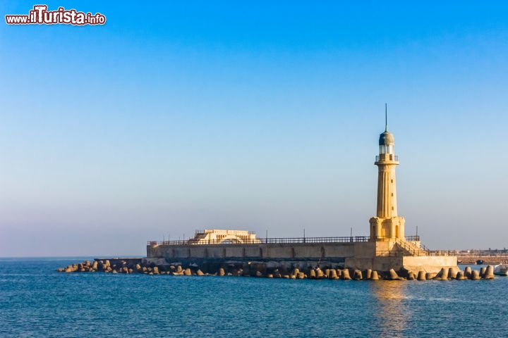 Immagine Il faro di Alessandria d'Egitto. Certamente non ha nulla a che vedere del famoso faro dell'antichità, considerato una delle sette meraviglie del mondo, e che dovrebbe essere stato distrutto da un paio di terremoti. Il grande faro si trovava sull'isola di Pharos (da cui il nome di faro a questi segnalatori luminosi) e doveva raggiungere la notevole altezza di 134 metri, ed era pertanto visibile da circa 50 km di distanza - © Vadim Labinsky / Shutterstock.com