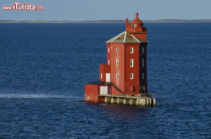 Immagine Il faro di Kjeungskjaer nel fiordo di Trondheimsfjorden in Norvegia - © Reinhard Tiburzy / Shutterstock.com