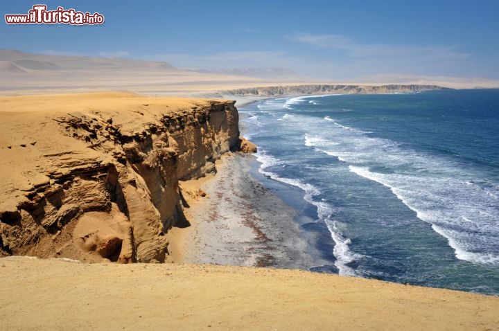 Immagine Il fascino dell'oceano Pacifico avvolge le coste intorno a Paracas, in Perù - © Jacek_Kadaj / Shutterstock.com