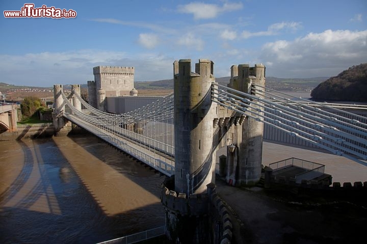 Immagine Il fiume Conwy si trova nel nel nord del Galles, in questa immagine il ponte sospeso pedonale, nei pressi del suo estuario - © Gail Johnson / Shutterstock.com