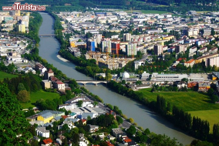 Immagine Il fiume Inn, uno dei principali affluenti del Danubio, attraversa la città di Innsbruck nel Tirolo (Austria)  - © davidundderriese / Shutterstock.com