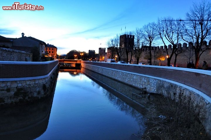 Immagine Il fiume a Tramigna funge da fossato alle Mura del Borgo di Soave in Veneto