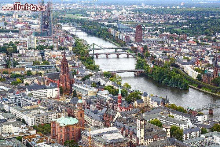 Immagine Veduta aerea di Francoforte dalla cima della Commerzbank Tower. Tra la parte antica della città e quella moderna, detta Francoforte-Sachsenhausen, scorre il fiume Meno. Non a caso il centro finanziario della Germania è soprannominato Mainhattan, gioco di parole che richiama proprio il Meno, in tedesco Main, e la Manhattan centro economico newyorkese - © Igor Plotnikov / Shutterstock.com