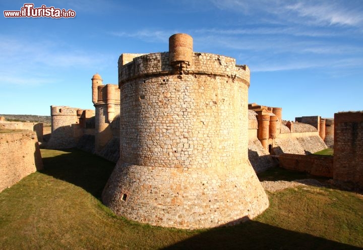 Immagine Il forte di Salses si trova in Linguadoca-Rossiglione, poco a nord di Perpignan in Francia. Nonostante sia attualmente territorio Francese, questo angolo di territorio a nord dei Pirenei è da sempre legato alla Catalogna, come lo stile di questa fortezza ci ricorda. Anche gli usi e costumi degli abitanti si avvicinano più alla cultura spagnola che francese, al punto che si dice che Perpignano sia la seconda città della Catalogna, dopo Barcellona - © Natursports / Shutterstock.com