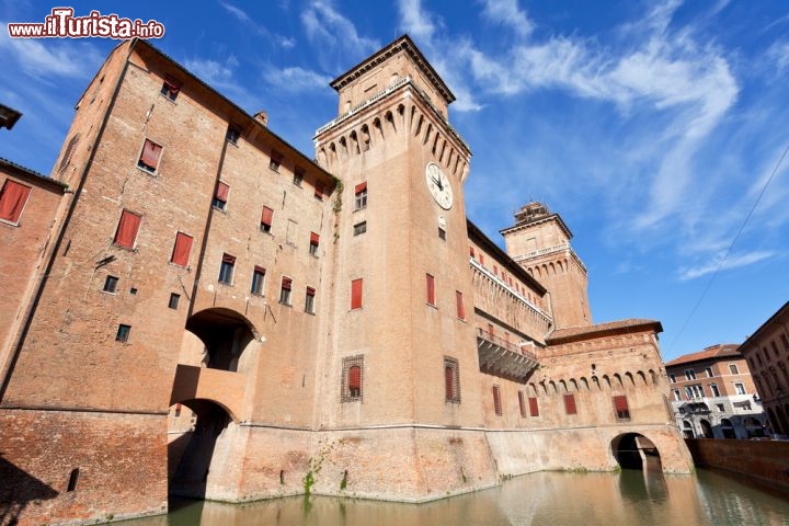 Immagine Il Castello estense di Ferrara, Emilia Romagna, col fossato in primo piano. Proprio il fossato rappresenta una rarità: sono pochi i manieri europei ad essere ancora circondati dal vallo originario pieno d'acqua. Qui nei fine settimana si possono fare escursioni con piccole barche a remi - © vvoe / Shutterstock.com