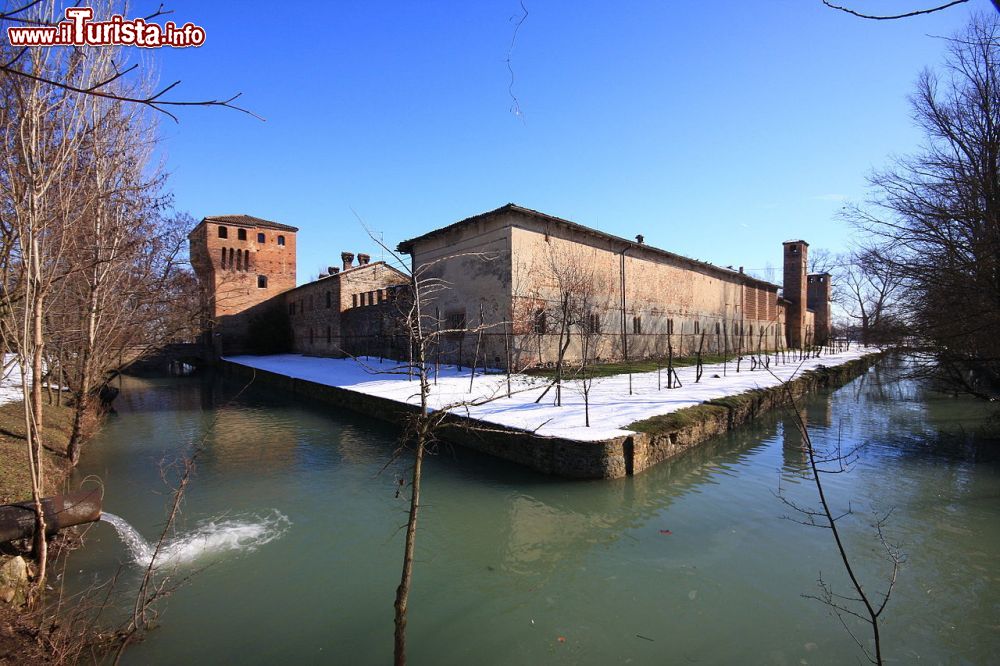 Immagine Il fossato del castello di Paderna a Pontenure nel piacentino - © Albertobru, CC BY-SA 4.0, Wikipedia