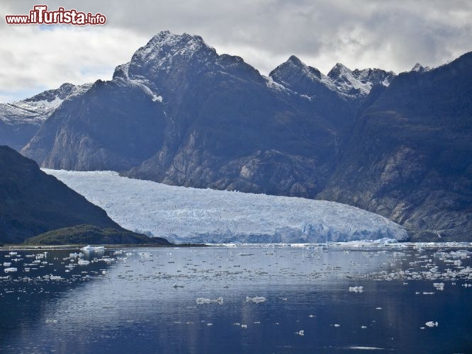 Immagine Il ghiacciaio San Rafael in Cile, si raggiunge con una  escursione in nave dalla località di Puerto Chacabuco, nella regione di Aisen. E' un ghiacciaio in difficoltà climatica, la sua estensione si sta rapidamente riducendo. Il ghiaccio scende dal vicino e grande Campo de Hielo San Valentin - © ribeiroantonio / Shutterstock.com