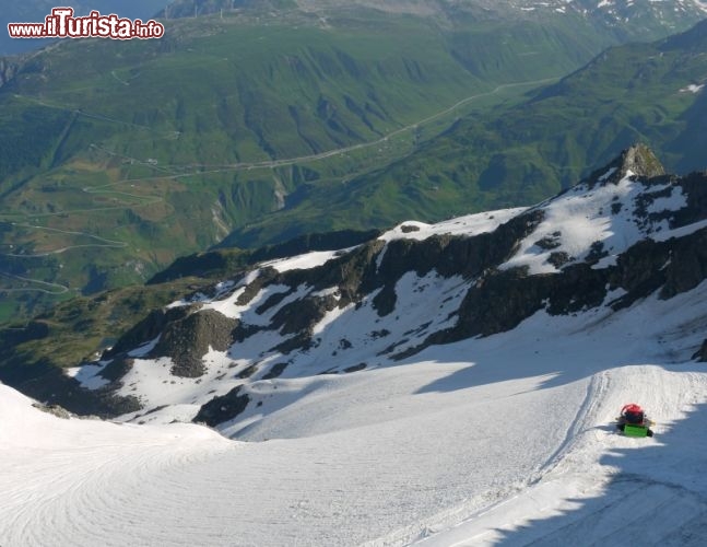 Immagine Il ghiacciaio del Gemmstock i teloni salvaneve sullo sfondo il nuovo comprensorio