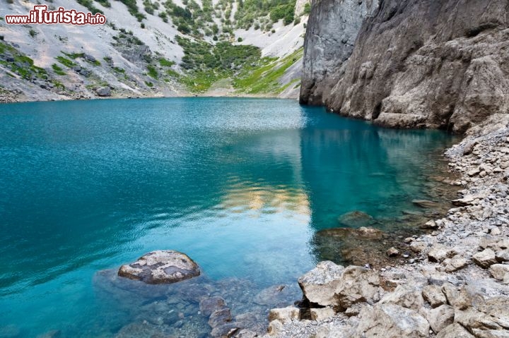 Immagine Il lago Modro ("azzurro") di Imotski vicino a Spalato, Croazia: un lago carsico nascosto tra le montagne, accessibile mediante una scalinata. La gola carsica è profonda 528 metri e il lago 281 metri - © anshar / Shutterstock.com