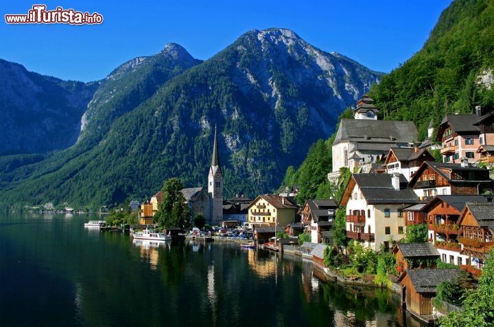 Immagine Hallstatt è un borgo Patrimonio dell'Umanità dell'UNESCO che si trova in Alta Austria, affacciato all'omonimo lago incastonato nelle Alpi austriache della regione del Salzkammergut - © Daniel Loretto / Shutterstock.com