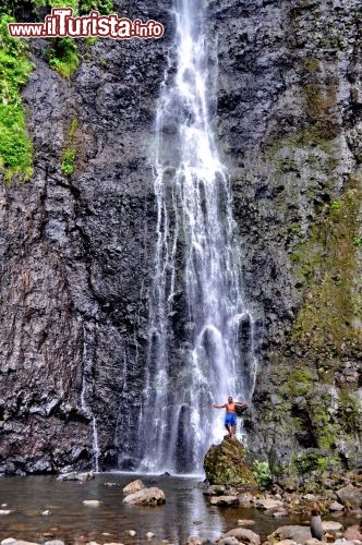 Immagine Il lungo salto della cascata Vaimahutu (ramo delle cascate Faarumai) a Tahiti, Polinesia Francese