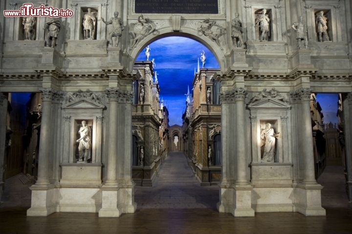 Immagine All'interno del teatro Olimpico di Vicenza, inaugurato nel 1585 con la rappresentazione dell'Edipo Re di Sofocle, si vedono ancora oggi le antiche scene in legno e stucco. Realizzate per uso temporaneo, non sono invece mai state rimosse e hanno resistito a bombardamenti e altri pericoli, conservandosi perfettamente sino ai giorni nostri - © Yevgenia Gorbulsky / Shutterstock.com