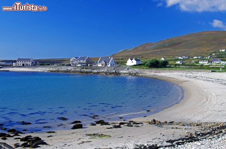 Immagine Il mare cristallino di Achill Island, Irlanda - Le acque limpide dell'Oceano Atlantico lambiscono la terra di Achill Island, perla d'Irlanda. Quest'isola che sorge al largo delle coste irlandesi ha la caratteristica di essere ancorata alla terraferma grazie ad un ponte levatoio, il Michael Davitt Bridge, realizzato per rendere meno difficoltose le comunicazioni con questo lembo di terra della contea di Mayo © Bildagentur Zoonar GmbH / Shutterstock.com