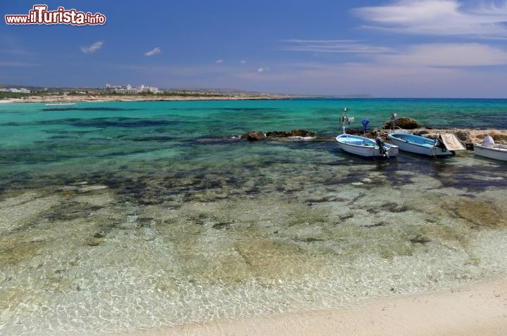 Immagine Il mare cristallino di Ayia Napa con barche dei pescatori di Cipro - © Pawel Kazmierczak / Shutterstock.com