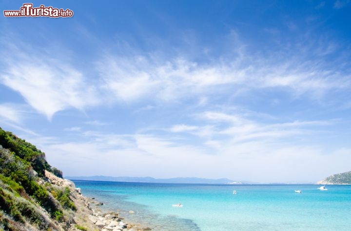 Immagine Geremeas, provincia di Cagliari, Sardegna: se non fosse per le nuvole e la sagoma del Golfo di Cagliari lungo l'orizzonte, il panorama sarebbe un grande lenzuolo azzurro e blu e sarebbe difficile dire dove finisce il mare limpidissimo della Sardegna e comincia il cielo - © marmo81 / Shutterstock.com