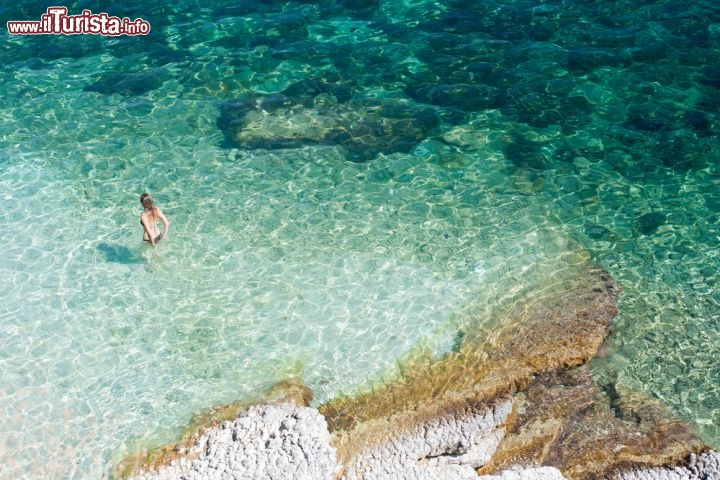 Immagine Il mare di Agia Efimia, una delle spiagge più belle di Cefalonia in Grecia - © bepsy / Shutterstock.com