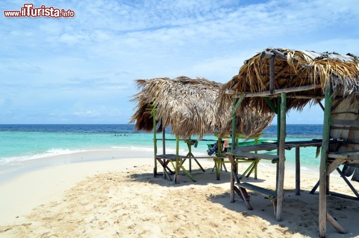 Immagine Il mare di Cayo Paraiso a Montecristi, Repubblica Dominicana - E' una classica escursione che si compie in una giornata da Punta Rucia sulla costa settentrionale della nazione, non distante dal confine con Haiti. La barca conduce in meno di mezz'ora a questo banco di sabbia, privo di vegetazione, ma provvisto di 7 capanne in paglia, dove vivere una bella sensazione di solitudine alla Robinson Crusoe