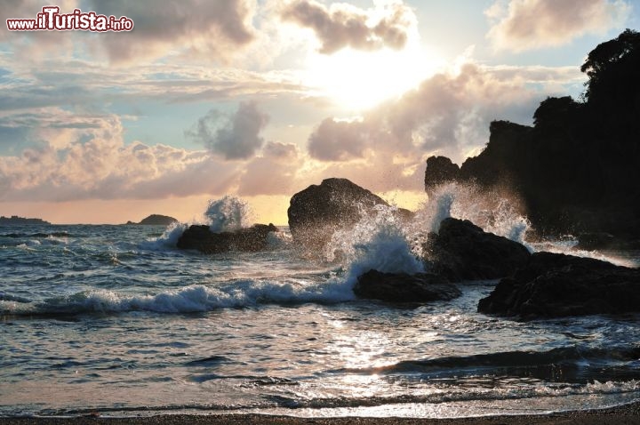 Immagine Un tumultuoso mare a Nagasaki, Giappone, nella lude del tramonto - © TOMO / Shutterstock.com