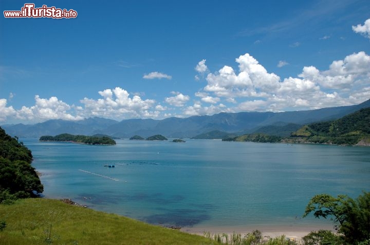 Immagine Il mare spettacolare di Paraty (Parati) in Brasile, stato  di Rio de Janeiro. La zona di Paraty vanta un grande numero di spiagge, dalle sabbie chiare e rese ancora più belle dalla cornice di verde intenso della foresta pluviale. Ci sono spiagge sia in città che nella vicina penisola di Jurumirim, che lungo la costa in direzione nord, dove si trova la celebre località di Praia Grande - © Luiz Rocha / Shutterstock.com