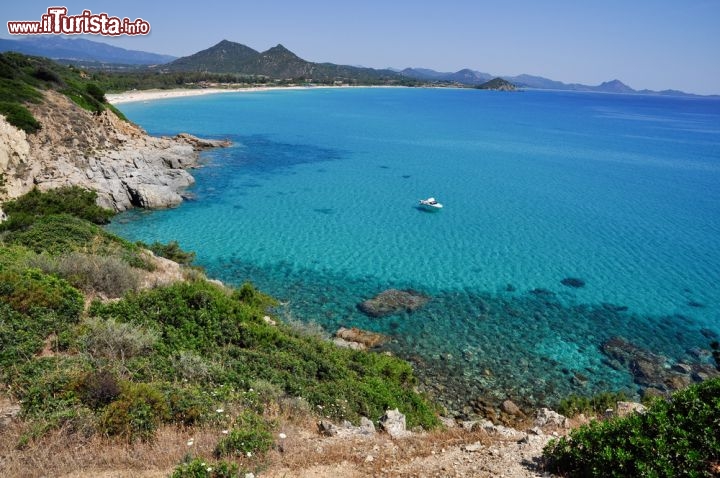 Immagine Il mare di Porto Giunco a Villasimius in Sardegna non ha nulla da invidiare a quello delle più blasonate destinazioni tropicali del mondo - © ROBERTO ZILLI / Shutterstock.com