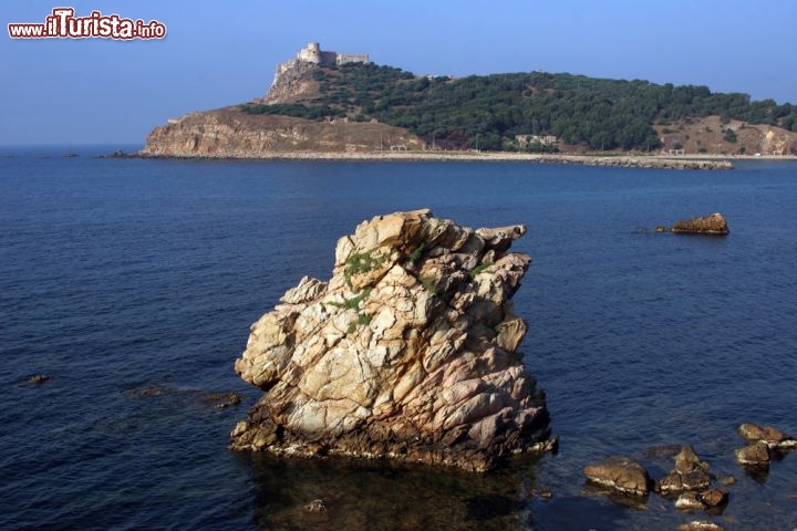 Immagine Il mare limbido di Tabarka, lungo la costa del Corallo in Tunisia, e il forte Genovese del 16° secolo - © LouLouPhotos / Shutterstock.com