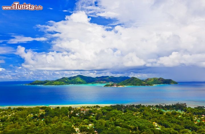 Immagine Il mare e la natura lussureggiante di Praslin la magica isola delle isole Seychelles - © Tatiana Popova / Shutterstock.com