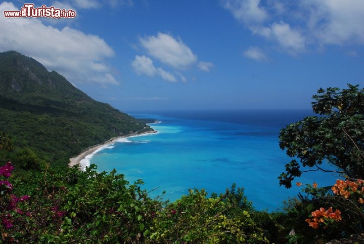 Immagine Il mare limpido di Barahona, fotografato da un punto panoramico sulla costa - © Dominican Repubblic Ministry of Tourism
