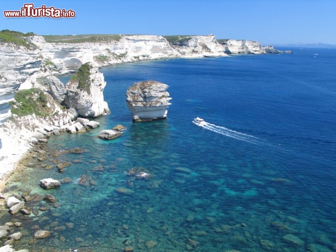 Immagine Al largo di Bonifacio, nel Sud della Corsica, il mare è una tavolozza di blu, turchesi e verdi intensi. In questa zona la costa è rocciosa, con alte falesie calcaree che luccicano al sole, scogli e faraglioni modellati dal vento: per apprezzarli non c'è niente di meglio di una gita in barca - © Volfoni / Shutterstock.com