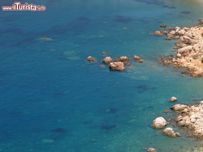 Immagine Il mare limpido di Chios, nella Grecia nord-orientale, è una tavolozza infinita di azzurri e turchesi. Bello e trasparente come in ogni parte della Grecia, ha però il vantaggio di essere ancora poco conosciuto dalla maggior parte dei turisti: l'isola di Chios non è tra le più battute dai tour operator, e visitarla significa immergersi in paesaggi veramente selvaggi e incontaminati - © Portokalis / Shutterstock.com