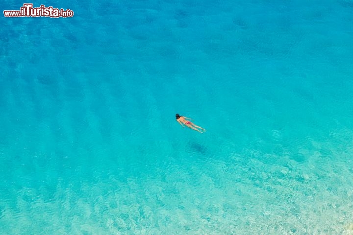 Immagine Il mare limpido di Lefkada, Grecia - Trasparenza cristallina per le acque dello Ionio che circondano l'isola di Leucade © Mila Atkovska / Shutterstock.com