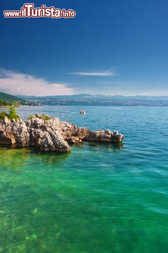 Immagine Il mare intorno a Opatija, così come nel resto della Croazia, si tinge di verde smeraldo, turchese o blu intenso a seconda del fondale e della luce - © Phant / Shutterstock.com