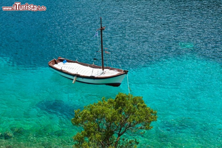 Immagine Il mare trasparente di Kefalonia (Cefalonia) la più vasta tra le Isole Ioniche della Grecia - © Gordon Bell / Shutterstock.com