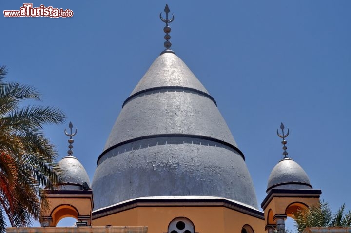 Immagine Il mausoleo del Mahdi a Omdurman, alla periferia di Khartoum: si tratta dell'antica capitale del Sudan - © Enrico Montanari
